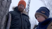 Kaleb Rowland zeigt seinem Sohn Gilbert, wie man auf eine Zielscheibe zielt. (National Geographic)