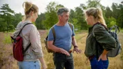 Heiner (René Dumont M.) fühlt sich auf einer Wanderung mit Svenja (Lea Marlen Woitack l.) und Britta (Jelena Mitschke r.) wie das dritte Rad am Wagen.
