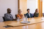 Deborahs (Jean Smart, 2.v.l.) Karriere steht auf der Kippe: Jimmy (Paul W. Downs, 2.v.r.), Marcus (Carl Clemons-Hopkins, l.) und Ava (Hannah Einbinder, r.) verhandeln bei verschiedenen TV-Sendern für sie und ihr geplantes Stand-up-Special.