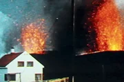 1973 bricht mitten auf der isländischen Insel Heimaey ein Vulkan aus. Wegen der zerstörerischen Kraft der Lavaströme müssen 5.000 Bewohner der Insel evakuiert werden.