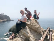 In Acapulco startet die Reise für die Passagiere Jasmin und Desiree. Zum Beginn der Reise bewundern sie die Künste der Klippenspringer von Acapulco. Hier posieren sie mit einem der Klippenspringer.