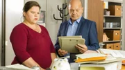 Seit Sekretärin Cornelius krank ist, versinkt Direktor Rose (Ulrich Gebauer) im Chaos. Das kann Barbara Knopmacher (Nadine Wrietz) nicht länger mit ansehen.