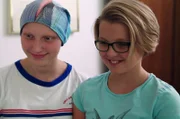 Janne und Anouk bringen die Haare in die Perückenmanufaktur. Jetzt kann die Arbeit an der Perücke losgehen!