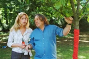 Wehmütig erinnert sich Bernd an die Zusammenarbeit mit Bruno. v.l.n.r.: Laura (Olivia Pascal), Bernd (Volker Herold)