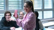 Kira (Derya Dilber) sorgt dafür, dass die pädagogischen Meisterleistungen des Alman-Lehrers nicht vor der Welt verborgen bleiben.
