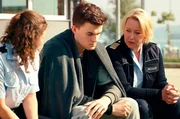 Die Kommissare Julia Demler (Wendy Güntensperger, l.) und Nele Fehrenbach (Floriane Daniel, r.) befragen Lukas Kerner (Patrick Mölleken, M.) zum Bootsunfall.