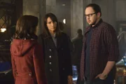Um Catherine (Kristin Kreuk, l.) davon zu überzeugen, wieder an das Schicksal zu glauben, arbeiten Tess (Nina Lisandrello, M.) und J.T. (Austin Basis, r.) auch mal wieder zusammen ...