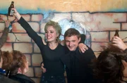 Hausbesetzer: Martin (Florian Lukas, r.) besucht seine Tochter Lisa (Saskia Rosendahl, l.).