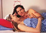 Walter (Katy Karrenbauer, oben) hat endlich ihr Ziel erreicht: Blondie (Victoria Madincea) ist in ihrem Bett gelandet.