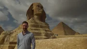 Gizeh, Ägypten - Der Archäologe Chris Naunton auf dem Gizeh-Plateau.
