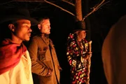Divine Prince Ty Emmecca, ein Hoodoo-Priester, und Gastgeber Sam Sheridan nehmen an einer Hoodoo-Zeremonie teil.