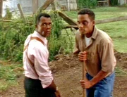 Trivette (Clarence Gilyard, li.) und B.J. (Hill Harper) müssen ihr eigenes Grab schaufeln...