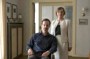 Marlene (Ruth Reinecke, r.) verabschiedet sich von Falk (Jörg Hartmann, l.) - sie reist in die Schweiz, um Parteigelder zurück nach Berlin zu schmuggeln.