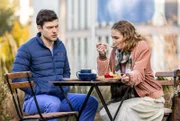 Florian Osterwald (Lion Wasczyk, li.) soll Mikko Rantalas kleiner Schwester (Katharina Gieron, re.) auf den Zahn fühlen.