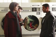 Die Leiche der Nanny Sara Manning (Mandy Kowalski, 2.v.r.) befindet sich noch immer im Wäschetrockner. Kate (Stana Katic, l.), Kevin (Seamus Dever, 2.v.l.) und Javier (Jon Huertas, r.) gehen auf Spurensuche.