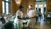 David Alaba feierte seinen 32. Geburtstag im Kreis seiner ÖFB-Kollegen, während Marko Arnautović ihm feierlich die Geburtstagstorte überreichte.