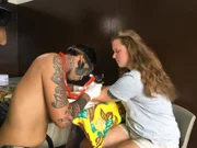 Praktikantin Martha lässt sich auf Nuku Hiva ein Tattoo stechen.