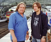 Es gelingt Bernd (Volker Herold, l.), der sich von Bruno (Tim Sander, r.) verabschieden möchte, ihn am Bahnhof zu treffen ...
