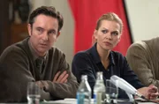 Untersuchungskommission: Sven (Arnd Klawitter, l.) und Vera (Anna Loos, r.).