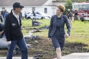 L-R: Als Pride (Scott Bakula) zum Tatort kommt, trifft er SecNav Sarah Porter (Leslie Hope). Gemeinsam wollen sie den neuen Fall lösen ...