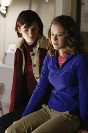 Kann Kate (Stana Katic, l.) das Vertrauen von Chloe Richardson (Sarah Drew, r.) gewinnen?