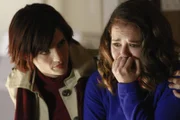 Die völlig verzweifelte Chloe Richardson (Sarah Drew, r.) hat sich im Waschkeller verschanzt und will sich das Leben nehmen. Kann Kate (Stana Katic, l.) sie davon abhalten?