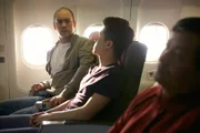 REENACTMENT - Passagier Ben Levy (gespielt von Nicolas Van Burek) wird nervös, als er beim Anflug auf den Flughafen von San Francisco bemerkt, dass der Asiana-Flug 214 niedriger als gewöhnlich fliegt. (Cineflix International Media/Ian Watson)