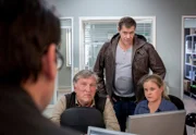 ARD HEITER BIS TÖDLICH - MORDEN IM NORDEN FOLGE 35, "Goldfinger", am Dienstag (01.04.14) um 18:50 Uhr im ERSTEN. Lars Englen (Ingo Naujoks, l.) Finn Kiesewetter (Sven Martinek, M.) und die Kollegen Schwartenbeck (Marie-Luise Schramm, r.) und Schroeter (Veit Stübner, 2.v.l.) gehen noch einmal die vielseitigen Motive für den Mord an der Geschäftsführerin Alexandra Grimme durch.