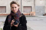 Katja (Lisa Wagner) fotografiert in Ostberlin.