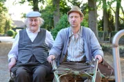 18b- Adsche (Peter Heinrich Brix, rechts) kutschiert seinen Onkel Krischan (Hans Kahlert) zum Dorfkrug.