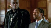 Verteidiger Leon Chiles (Joe Morton, r.) tut alles um seinen prominenten Mandanten Silas Inwood (Poncho Hodges, l.) vom Vorwurf des Mordes an einem Fan zu entlasten.