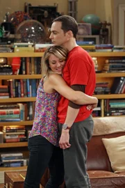 Während Leonard unterwegs ist, verbringen Sheldon (Jim Parsons, r.) und Penny (Kaley Cuoco, l.) viel Zeit miteinander ...