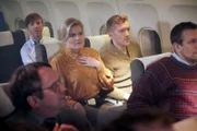 Die Passagiere nehmen die Anweisungen des Flugkapitäns mit Interesse zur Kenntnis.