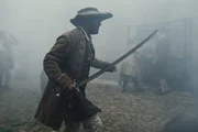 REENACTMENT - Ein Pirat läuft mit einem Schwert durch eine neblige Straße. (Credit: Dan Sharp/Dash Pictures)