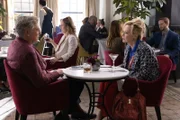 Deborah (Jean Smart, 2.v.r.) kämpft darum, für einen Abend die Bühne des Palmetto zu bekommen, um ihr Stand-up-Special aufzuzeichnen – und setzt dabei geschickt ein Druckmittel gegen Marty (Christopher McDonald. l.) ein.