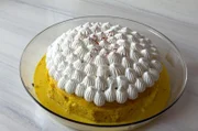In Maskat bereitet Arafah einen traditionellen omanischen Kuchen zu.