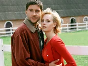 Der Tierarzt Gerhard Ehler (Oliver Bootz) und seine Geliebte Winnie Henning (Jenny-Marie Muck).
