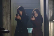 Auch wenn Catherine (Kristin Kreuk,r .) nicht mehr an eine schicksalhafte Beziehung zu Vincent glaubt, hält sie doch zu ihrer besten Freundin Tess (Nina Lisandrello, l.) ...