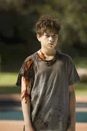 Vor einigen Jahren ist Josh Bancroft (Wyatt Smith) bei einem Unfall mit dem Rasenmäher ums Leben gekommen. Ins Licht konnte er jedoch noch nicht gehen ...