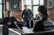 ARD Degeto BLIND ERMITTELT - DER FEUERTEUFEL VON WIEN, am Donnerstag (05.03.20) um 20:15 Uhr und um 00:35 Uhr im ERSTEN. Haller (Philipp Hochmair, li.) und sein Chauffeur Niko (Andreas Guenther) stellen sich bei Saskia Mühlanger (Wiebke Frost) vor.