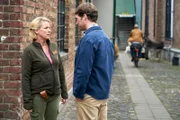 Eva (Mirja Boes) ist um ihr krankes Lieblingsschwein besorgt, doch Steffen (Matthias Schloo, r.) zeigt wenig Feingefühl.