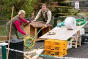 Eva (Mirja Boes) und Daniel (Patrick Kalupa) bei der Arbeit im Zoo.