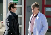 ARD HEITER BIS TÖDLICH - MORDEN IM NORDEN FOLGE 35, "Goldfinger", am Dienstag (01.04.14) um 18:50 Uhr im ERSTEN. Lars Englen (Ingo Naujoks, l.) will herausfinden, ob der völlig übernächtigte Betriebsarzt Dr. Händel (Hannes Hellmann, r.) etwas mit dem Mord an Alexandra Grimme zu tun hat.