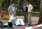 Mord im Wolfratshauser Märchenwald: V.l.n.r. Franz Perniker (Wolfgang Müller), der Chef des Märchenwaldes, Pathologin Dr. Anja Licht (Karin Thaler), Johannes Staller (Helmfried von Lüttichau) und Franz Hubert (Christian Tramitz) nehmen die Leiche in Augenschein.