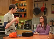 Leonard, Sheldon (Jim Parsons, l.) und Raj kämpfen um eine unbefristete Stelle an der Universität. Als sich dann noch Penny und Amy (Mayim Bialik, r.) einmischen, spitzt sich der Wettstreit zu ...