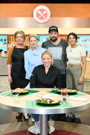 Gruppenfoto: Kandidaten Regina Murphy, Moderatorin Cornelia Poletto, Marcel Kleewein, Vishi Parameswaran und Jurorin Zora Klipp.
