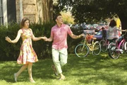 Lassen die vergangene Zeit auf besondere Weise Revue passieren: Sue (Eden Sher, l.) und Brad (Brock Ciarlelli, r.) ...