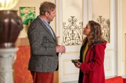 Stefan (Stephan Grossmann) freut sich über Mascha Hillinger (Meike Droste) als Gast.