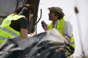 NACHSTELLUNG – Ein leitender Flugzeugunfallermittler (gespielt von Alex Karzis) diktiert Notizen über die Schäden an den Triebwerken von Spanair-Flug 5022 nach einem tödlichen Absturz in Madrid, Spanien. (Bildnachweis: Cineflix/Ian Watson)