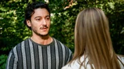 Elyas (Mehmet Daloğlu, l.) ist am Ende – er braucht einen neuen Trockener, den er sich nicht leisten kann. Bella (Alessia Mazzola, r.) gibt sich die Schuld am Trocknerbrand.